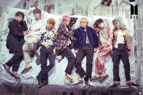Pełny widok plakatu BTS Bed z członkami zespołu.