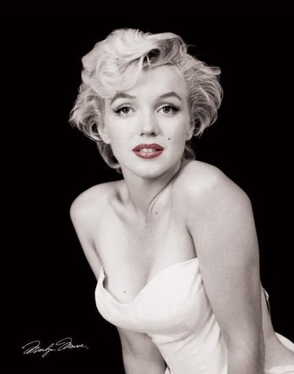 Całościowy widok plakatu Marilyn Monroe z czerwonymi ustami.