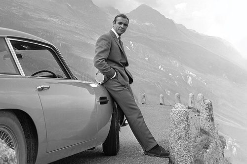 Sean Connery jako James Bond przy samochodzie.