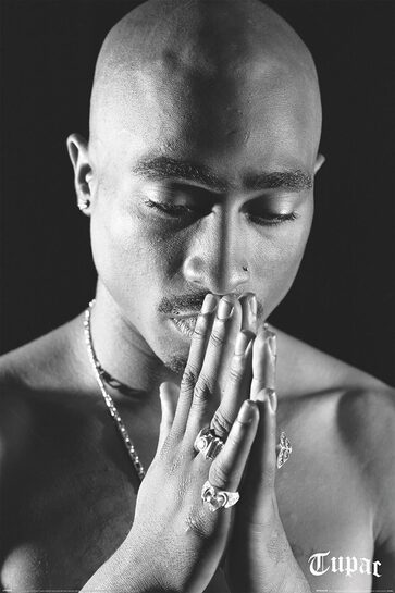 Całościowy widok plakatu muzycznego Tupac Pray.