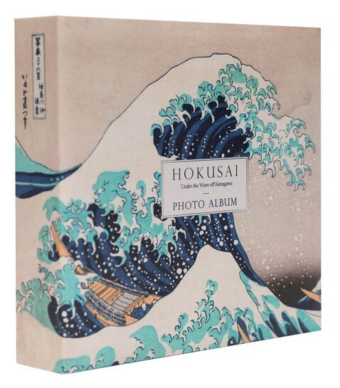 Frontowa okładka albumu z motywem Hokusai.
