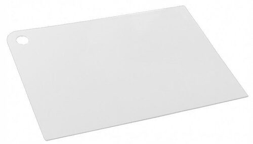 Biała plastikowa deska do krojenia na białym tle.