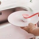 Szczotka do mycia naczyń z długą rączką używana do mycia naczyń