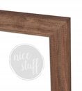 Szczegółowy widok profilu brązowej ramki drewnianej 21x29,7 cm