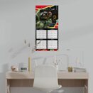 Kalendarz ścienny Jurassic Park 2024 zawieszony na ścianie