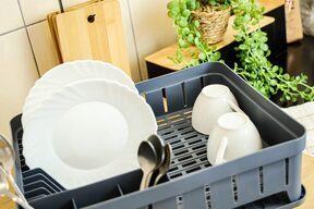 Suszarka do naczyń stojąca ociekacz z tacką