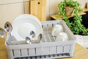 Suszarka do naczyń stojąca ociekacz z tacką