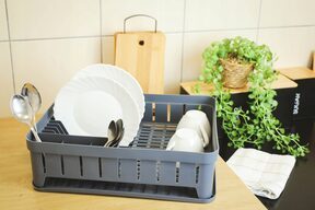 Suszarka do naczyń stojąca ociekacz z tacką