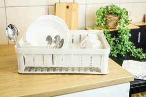 Suszarka do naczyń stojąca ociekacz z tacką