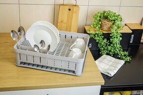 Suszarka do naczyń stojąca ociekacz z tacką