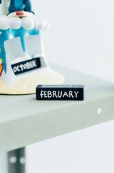 Stitch Surfer - kalendarz wieczny, figurka