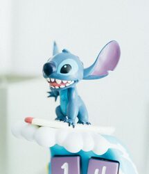 Stitch Surfer - kalendarz wieczny, figurka