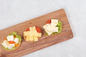 Deska do serwowania 36x14 cm drewno taca z nóżkami serów wędlin przekąsek