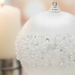 BOMBKA CHOINKOWA XXL 8 cm biała z lśniącymi koralikami duża bombka ozdobna