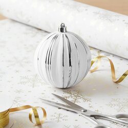 Bombka choinkowa ryflowana biała ze srebrnymi paskami 8 cm ozdoba duża